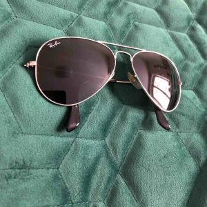  - Ray-ban brillor ”Aviator” (storlek mindre). Svart glas, silver bågar. 