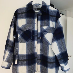 Rutig jacka zara - Superfin och skön oversized jacka från zara. I gott skick💗 passar mig som vanligtvis är s. Köparen står för frakt☺️buda!🙃💗