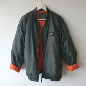  - Gosig och tuff bomberjacka. På bröstet finns kardborrband som en kan fästa sitt eget tygmärke på, själv hade jag en My Little Pony på, haha. Färgen på bild 2 stämmer bäst. Passar på hösten, och under vintern också med någon liten kofta under! 