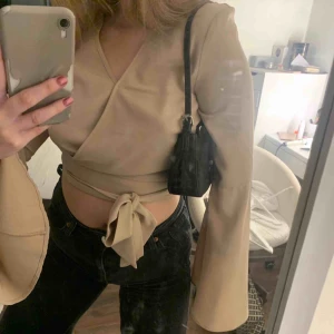  - Tröja/top från NAKD, använd fåtal gånger! Storlek 38 men passar även perfekt för storlek 36. Finns ett knäppe bak, och man kan även välja att sätta rosetten baktill. 150 kr eller högsta bud! Frakt tillkommer ♥️