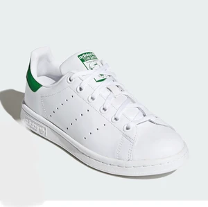 Stan Smith skor, Adidas - Sjukt snygga Stan Smith skor! Använd 2 gånger, säljes pågrund av de inte var till användning🌸                       Nypris 1 100kr🌟💫 