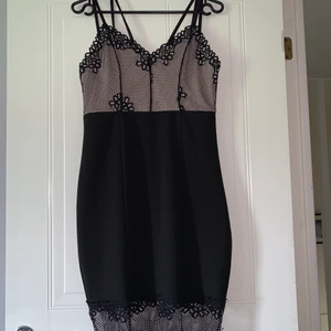 Festklänning storlek 38-40 - Säljer denna festklänning i storlek 38-40. 