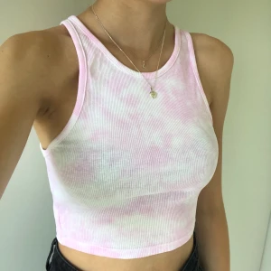 Tie dye färgat linne/topp 3. - Ett supersnyggt tie-dye färgat linne i en croppad modell. Har aldrig använt så det är nyskick. Frakt tillkommer på 22kr. Eftersom dessa linnen är väldigt populära och många vill köpa är det viktigt att man kan swisha direkt! :)