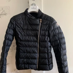 Moncler jacka barn, 10 år ( 139-145 cm) - Köpt i Paris runt 2016 och nypris 4500kr. Den har en tråd som sticker ut och lite blå färg på moncler märket men syns knappt, kan ta bild om man vill de. Storlek 10 år ( 139- 145 cm ) i amerikansk storlek. Helt äkta, har ej kvitto kvar men länk finns.💛