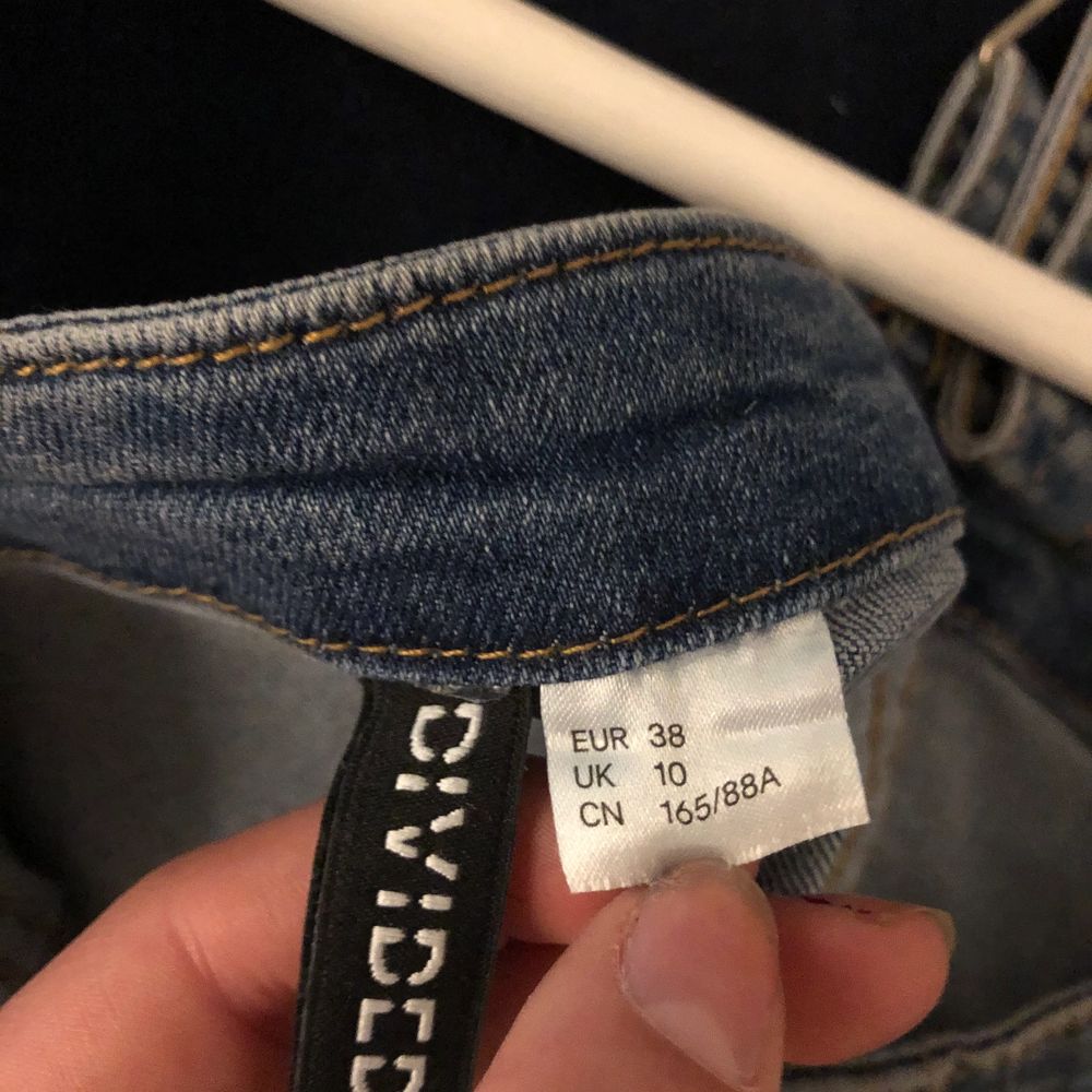 Jättesöt och cool klänning nu till sommaren. Den är knappt använd då det tyvärr inte är min stil. Därför är den som ny! Storlek 38 och skulle säga att den passar både 38 och 36, jag har 36 i vanliga fall. 📦köparen står för frakten 💸betalning sker via swi. Klänningar.