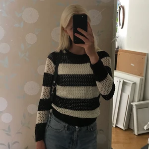 Randig meshtröja - Säljer denna randiga meshtröja då den sällan kommer till användning. Den är i barnstorlek men passar mig som är en XS. Man kan ha den över ett linne eller bara bh om man vill :) Kontakta vid intresse!💞