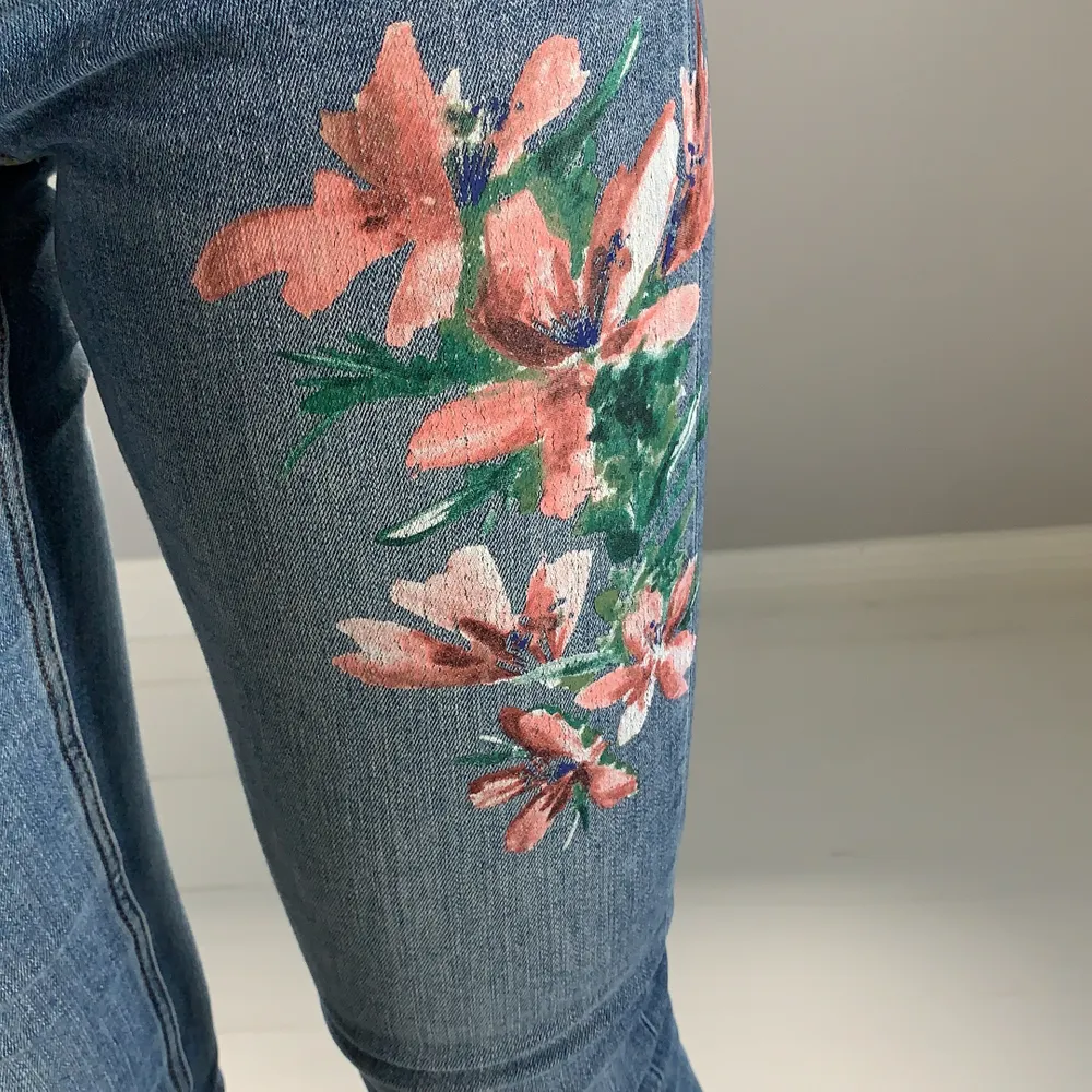 Somriga jeans från zara med målade blommor på, men som tyvärr inte längre kommer till användning. Färgen är mest som på första bilden och de är i storlek 36, men väldigt stretchiga så passar även en 34.. Jeans & Byxor.