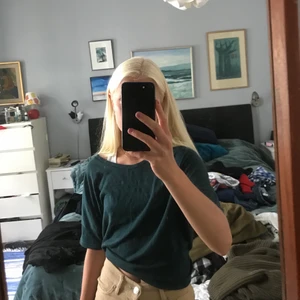 Mörkgrön tröja - Säljer denna tröja i ett tunnt material, jätteskönt till sommaren. Det är storlek XS men den skulle nog passa på M eller till och med L då den är så stor! Annars är den fin instoppad också :) Kontakta vid intresse!💞
