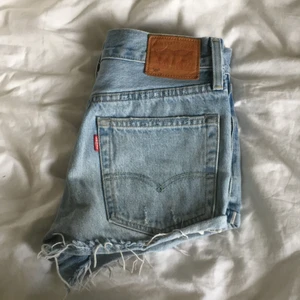 Levis shorts - Säljer dessa fina levis shorts, köpte den här på Plick men tyvärr var de lite för små ): de passar på en xs/s (frakt ingår!)