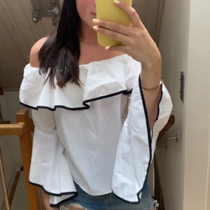 Blus från Zara storlek S - Off shoulder blus från zara med vida ärmar. storlek S