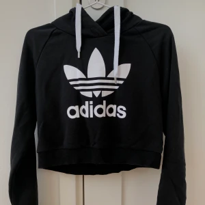 Cropped adidas hoodie - En croppad adidas hoodie i jättebra skick! 