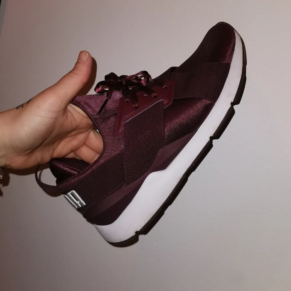 Oanvända sneakers från Kenzas kollektion med Puma. Snygg färg, skön passform . Skor.