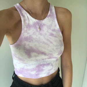 Tie dye färgat linne 5.. - Ett supersnyggt tie-dye färgat linne i en croppad modell. Har aldrig använt så det är nyskick. Frakt tillkommer på 22kr. Eftersom dessa linnen är väldigt populära och många vill köpa är det viktigt att man kan swisha direkt! :) 