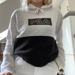 Vit och svart fila hoodie storlek XS - Vit och svart fila hoodie storlek XS. 200kr och frakt tillkommer😋😋