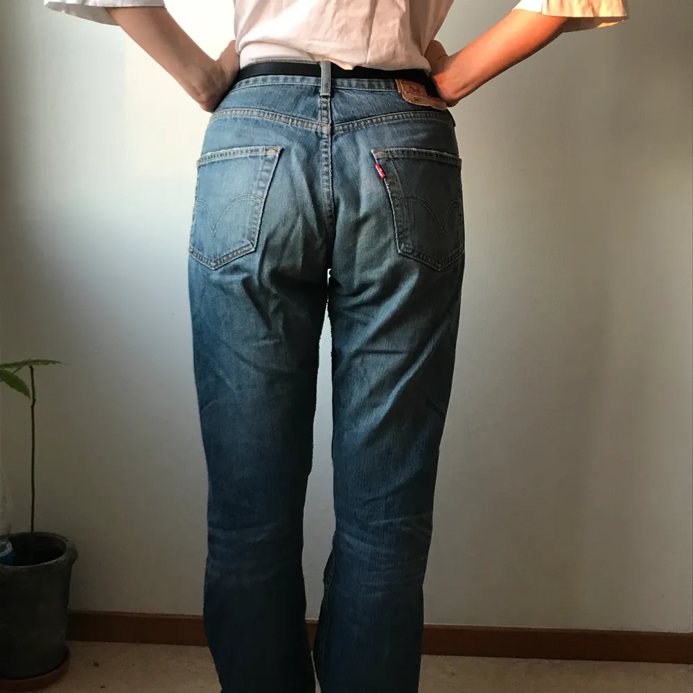 Boyfriend jeans i modellen 501 från Levi’s i storlek 32/32. Sitter fint avslappnat och är mycket bekväma. Fint skick, lite snyggt slitna. Ett kap!. Jeans & Byxor.