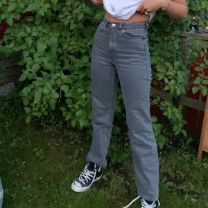 Weekday ROWE Jeans strl:25/32 - De populära ROWE jeansen ifrån Weekday i grått. Strl:25/32!  Fraktkostnaden står köparen för! 😊