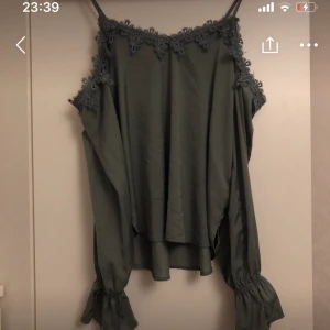Topp - Topp med öppna axlar samt volangärm