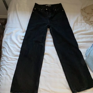 Wide leg jeans  - Ett par svarta wide leg jeans ifrån junkyard, de är använda några gånger men är i gott skick. De är i storlek 25.