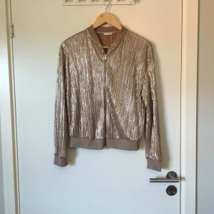 Guldfärgad jacka från Zara - Bra skick, knappt använd. Frakt betalas av köparen.