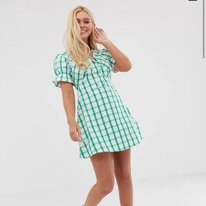 Helt ny klänning - Helt oanänd klänning från asos med prislapp kvar. Skriv för egna bilder! Passar en xs/s