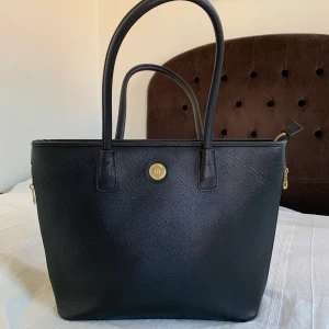 Svart handväska med plats för laptop!💻 - Svart handväska med plats för en laptop i syntet-läder från Don Donna👜 Mycket fint skick. Köparen betalar frakt 🚚 