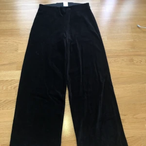 Svarta raka Manchester byxor - Byxor i Manchester material från gina tricot. Hela och i Fint skick 