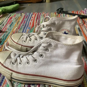 Converse - Vita converse som har den där snygga slitna stilen! Skriv för mer bilder! 200kr+frakt