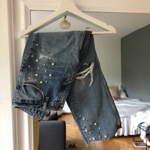 Ballaste zara jeansen  - Endast använt dessa jeans en gång :( inte min stil längre men älskar de!! 🦋🦋 det är en kick flare modell, alltså en anekllängd med lite utsvängt nedtill! Normal midja 
