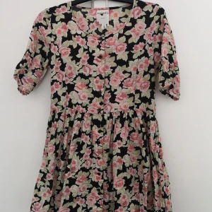 Blommig Monki klänning s  - Superfin somrig blommig klänning från monki Fint skick hittar inget fel på den Frakt ingår i priset Storlek S frakt ingår