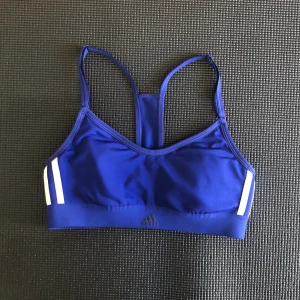 Adidas sport BH - Fint men använt skick. ✨ Betalning sker med Swish. Köparen betalar frakt, hämtas annars upp i Hökarängen, Sthlm.