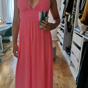Klänning - Långklänning i rosa🥰🥰 Köpt från Nelly. Storlek 34. Säljer för 250. Frakt ingår 💕