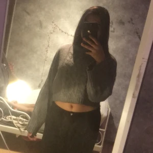 Croppad stickad tröja - Stickad tröja från hm jätte bekväm den sticks inte 