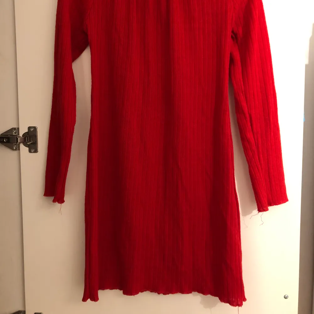 Röd klänning som visar axlar aldrig använd. . Klänningar.