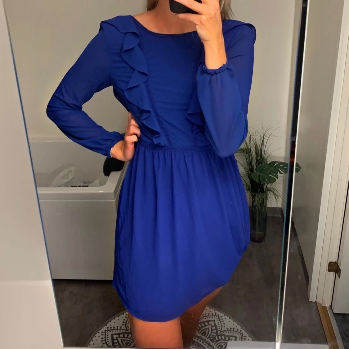 Blå klänning med öppen rygg - 90