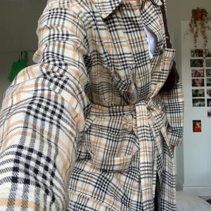 Rutig blazer/jacka (intressekoll!!) - Superfin rutig jacka! Lite i en oversize modell. Använd ett fåtal gånger, i mycket bra skick! 😍