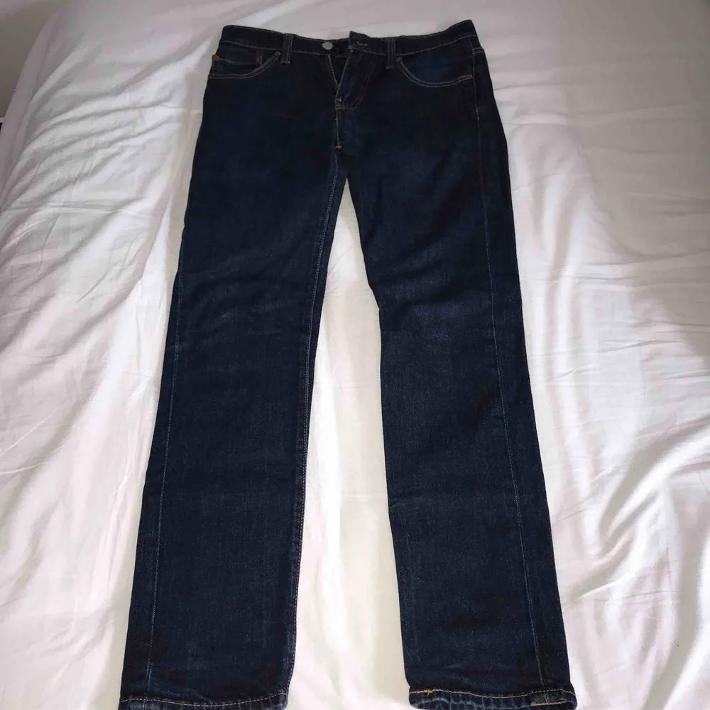 Ett par blåa Levi’s jeans, storlek 29/32 som är i väldigt bra skick (använda ett fåtal gånger)! Köpta i Levi’s egna butik på Väla i Helsingborg för 1099kr . Jeans & Byxor.