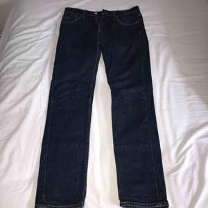 Ett par blåa Levi’s jeans, storlek 29/32 som är i väldigt bra skick (använda ett fåtal gånger)! Köpta i Levi’s egna butik på Väla i Helsingborg för 1099kr 