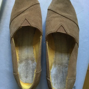 Espadrillos med klack  - Ett par espadrillos i mocka med liten klack från Toms. Sulan inuti saknas men går lätt sätta i en ny. Använda Max 5 ggr.  Nypris: 799kr