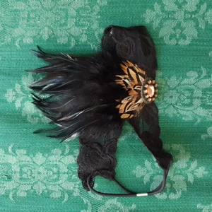 Hårband vintage - Hårband med fjädrar, glamour à la 20-tal/Great Gatsby. 50 kr inklusive frakt, eller högstbjudande 🌱 Kan också hämtas i Örebro utan fraktkostnaden.