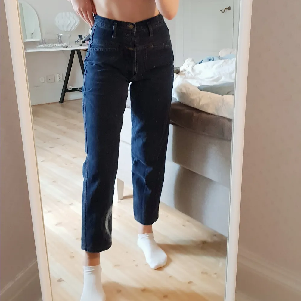 Sjukt snygga mörkblå jeans från franskt designermärket Marithé Francois Girbaud. Sköna med flertal snygga detaljer. Tyvärr Kommer dem inte till användning hos mig :( Köpta second hand. Sitter snyggt över rumpan, perfekt längd, jag är 170. . Jeans & Byxor.