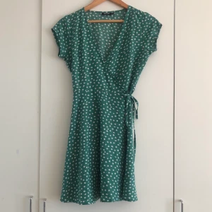 Bubbleroom omlottklänning strl 34 - Jättefin omlottklänning från bubbleroom i strl 34. Aldrig använd pga för liten vid inköp. Köparen står för frakten. 