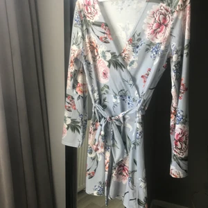 Blommig klänning  - Blommig klänning i storlek L från Nelly🌻