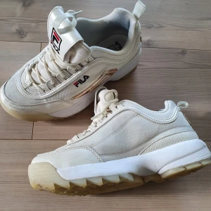 Fila skor - Fila skor i storlek 39 men är som en 38a. Använda fåtal gånger så är som nya. 