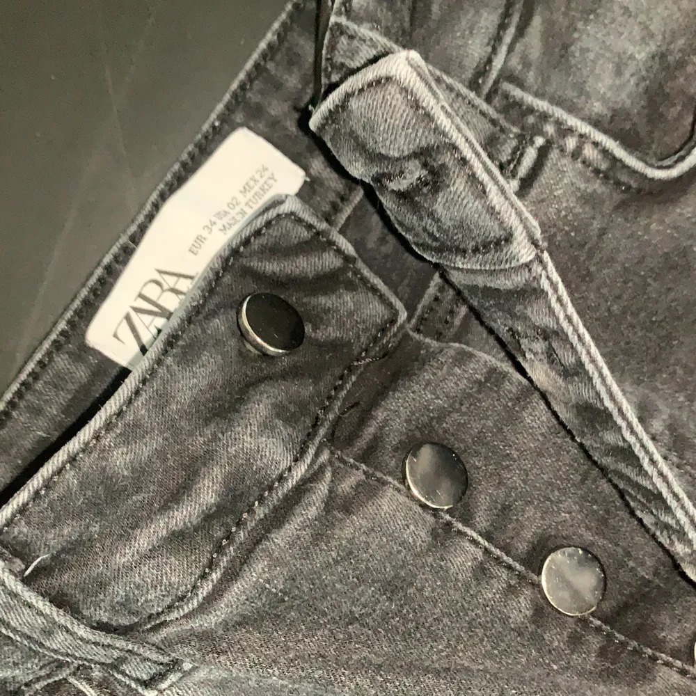Svarta jeans med knappar och riktiga fickor både fram och bak från Zara. Storlek 34 och i väldigt bra skick. . Jeans & Byxor.