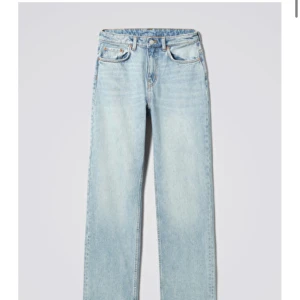 voyage straight jeans - skit snygga voyage jeans från weekday som jag klippt av där nere. storlek 27 köpa för 500kr