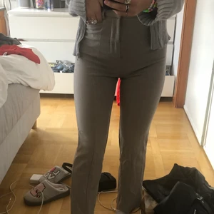Kostymbyxor  - Fina Kostymbyxor ifrån na-kd, väldigt bra skick, nästan oanvända