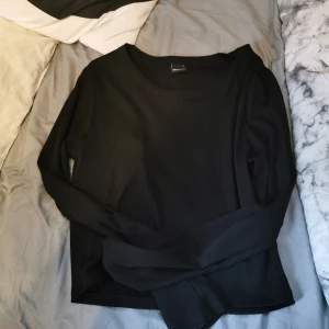 Svart topp - Aldrig använd från gina tricot strl L men sitter som en S