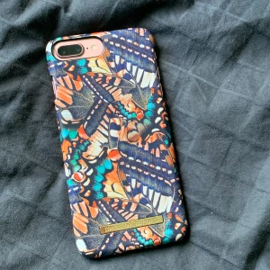 Mobilskal  - Mobilskal från ideal of Sweden som passar till iPhone 7 Plus och 8 plus. Skalet har en liten spricka (se bild) annars fint skick. Frakten är gratis. Köpt för 299kr⚡️💞💫