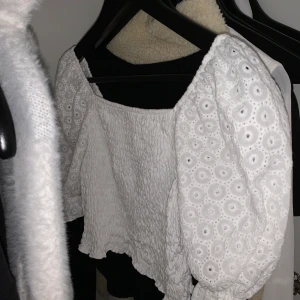 Vit smocked top - Den är ifrån NA-KD och är helt oanvänd. Den är nu slutsåld på hemsidan. Den säljs på grund av att jag inte kommer att få någon användning för den. 
