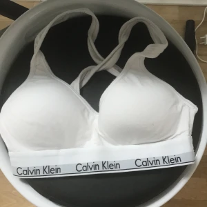 Calvin Klein bh - En vit Calvin bh! Köpt i Sverige storlek S/xs
